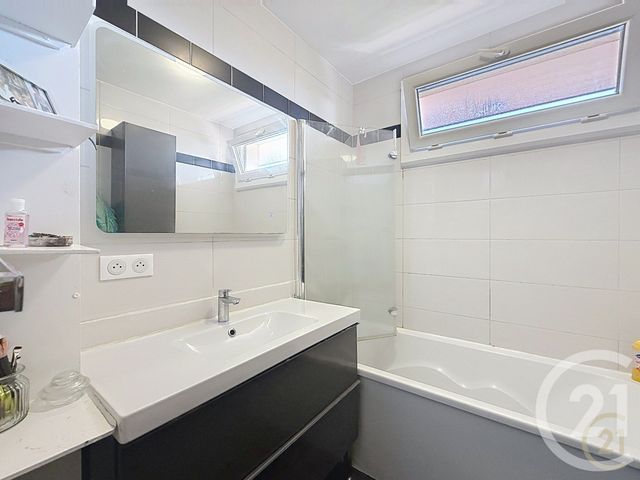 Appartement F3 à vendre - 3 pièces - 59.44 m2 - BONDY - 93 - ILE-DE-FRANCE - Century 21 Ricard Immobilier